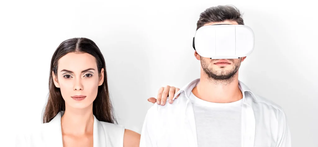 Frau ohne und Mann mit VR-Brille