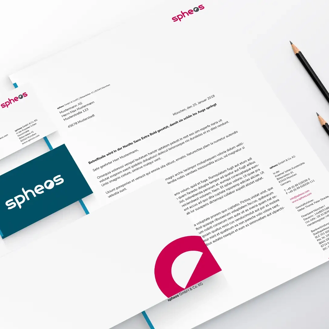 Nahaufnahme eines gedruckten Design-Guides mit dem Titel 'spheos BASIC DESIGN GUIDE', entwickelt von einer Corporate Design Agentur zur Sicherstellung einer konsistenten Markenidentität. Das Cover kombiniert rote, weiße und blaue Farbakzente mit einer klaren, markanten Typografie und spiegelt die strategische Gestaltung eines durchdachten Corporate Designs wider. Design-Guides wie dieser sind essenziell für eine einheitliche visuelle Markenkommunikation und professionelles Branding.