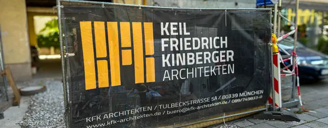 Bauzaun mit Banner des Architekturbüro KFK