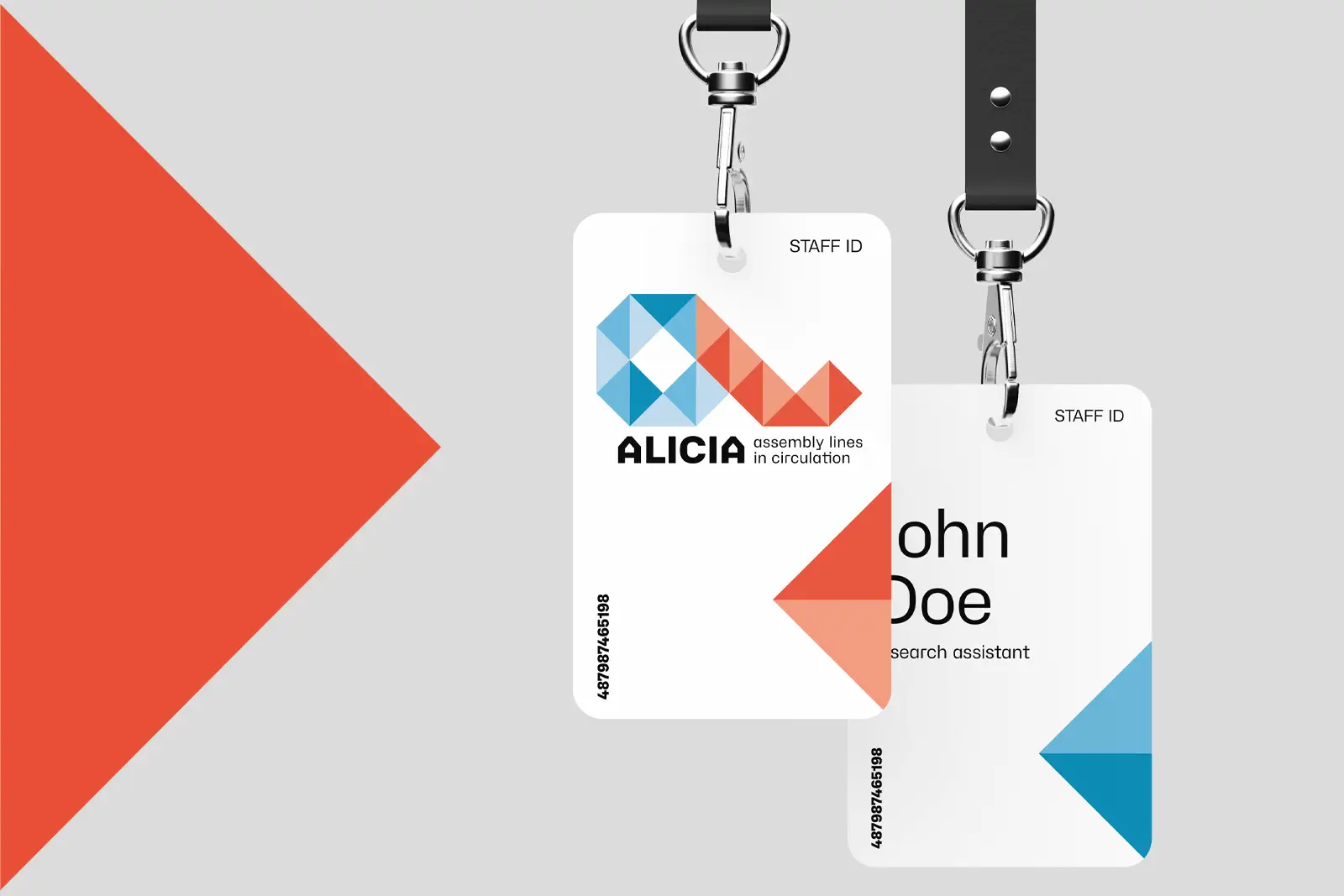 Zwei Staff-ID-Karten am schwarzen Lanyard mit geometrischem ALICIA-Logo in Blau/Orange; rechts teils sichtbarer Name „John Doe“ auf hellgrauem Hintergrund.