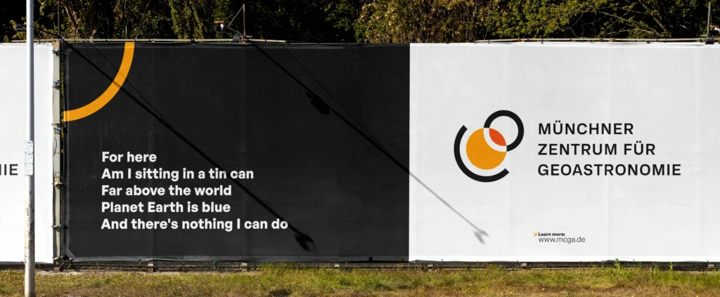 Bauzaun-Werbung für das Munich Center for Geoastronomy